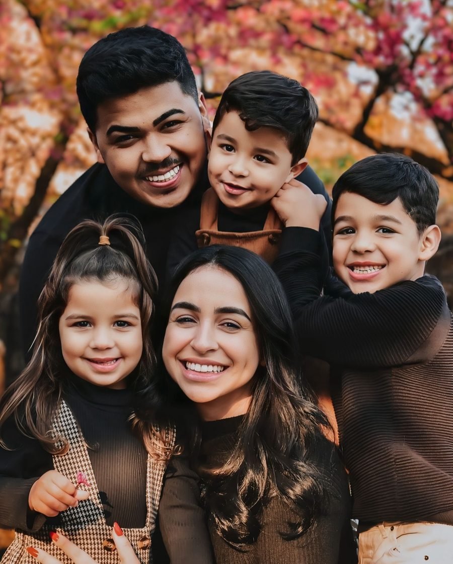 Aline Rodivas com o marido e os três filhos